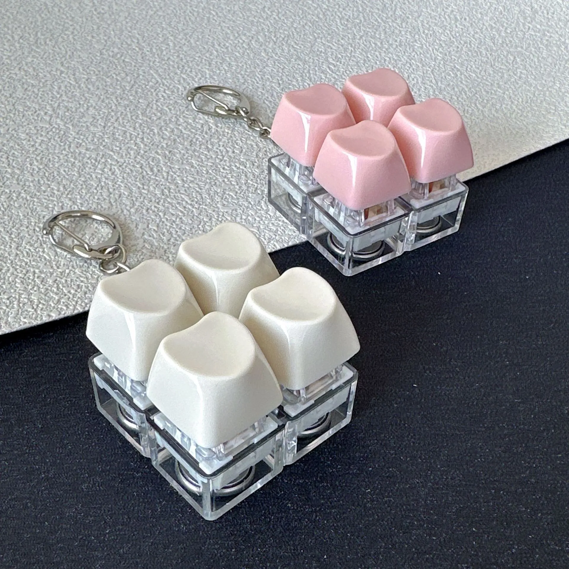Llavero Fidget de Teclado Mecánico de Plástico en Forma de Corazón Juguete de Descompresión Colgante de Bolso Lindo Regalo