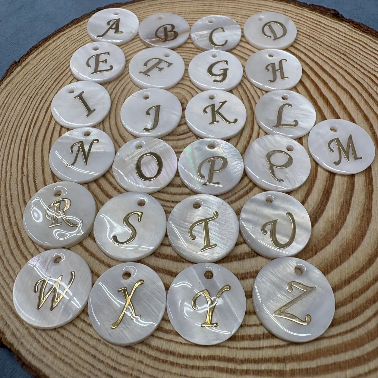 Ciondoli a Lettera in Conchiglia d'Acqua Dolce Naturale Ciondoli con Alfabeto Stampati in Oro per Fai da Te Collana Braccialetto Creazione Gioielli