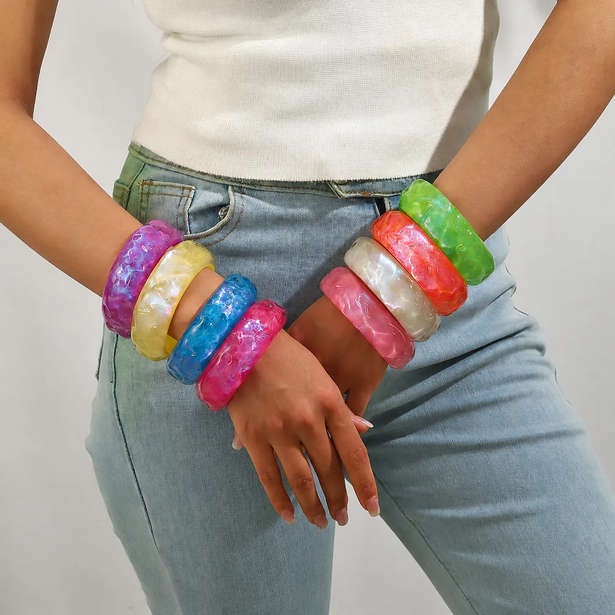 Mode Harz Unregelmäßige Chamäleon Oberfläche Armband Frauen Geometrisch Bunt Glänzend Armreif