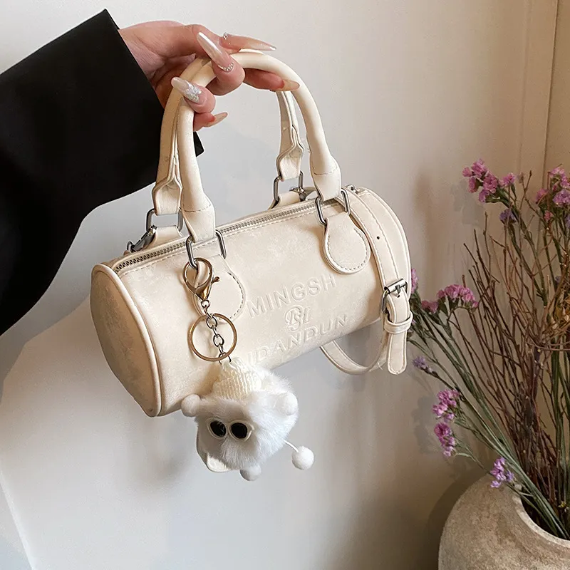 Mode PU Leder Umhängetasche Damen Zylinder Handtasche Mit Buchstaben Geprägt Und Plüsch Anhänger Trendige Tägliche Schultertasche