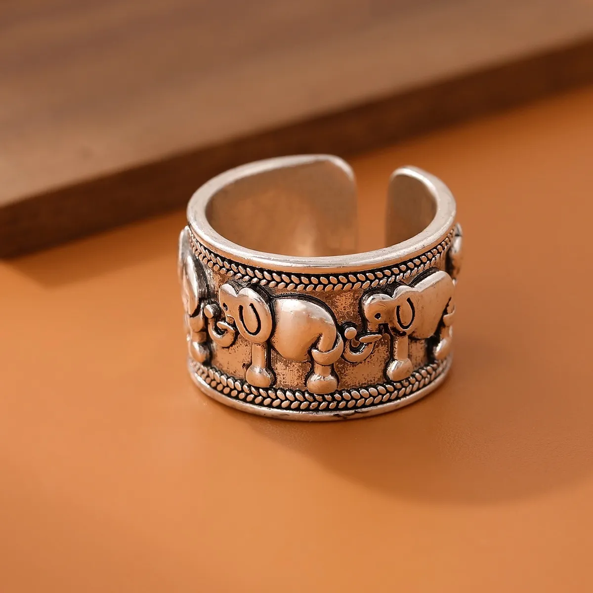 Vintage Wide Band Elephant Relief Open Ring For Women Antique Silver Plated Copper Distressed Bohemian Ethnic Animal Adjustable Finger Ring Gift