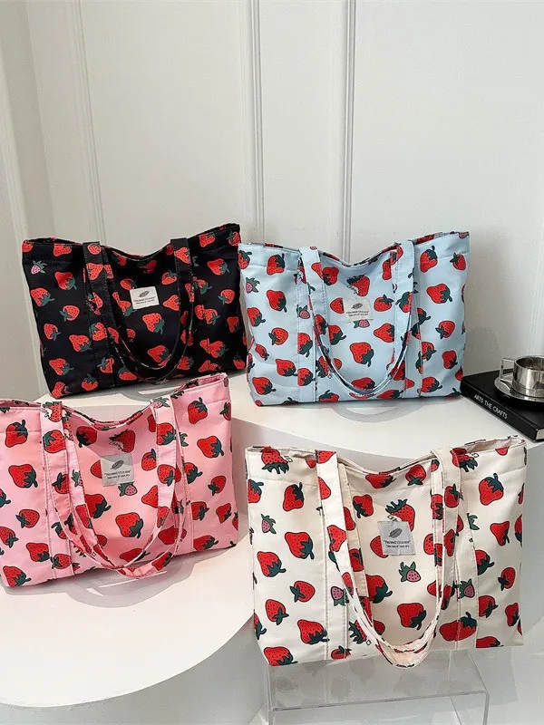 Damen Große Kapazität Erdbeerdruck Nylon Tragetasche Trendy Casual Schultertasche Stilvolle Unterarmtasche Für Den Täglichen Einkauf