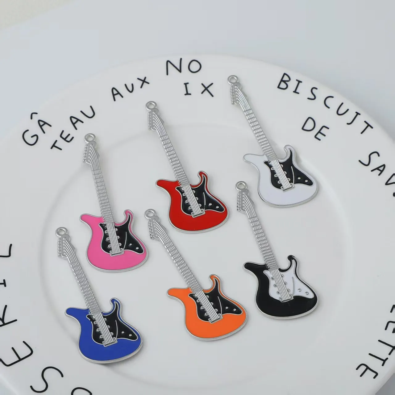 Guitar Shape Zinc Alloy Enamel Dripping Oil Charms For DIY Jewelry Making Keychain Pendant Accessories Fashion Musical Instrument Jewelry Gift