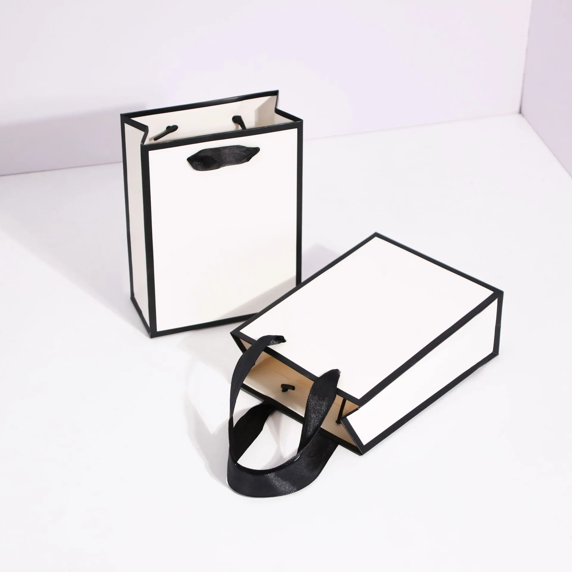 Sac Cadeau en Papier Blanc Minimaliste Avec Bordure Noire Nœud en Ruban de Satin Sac à Main Élégant pour Mariage Fête d'Anniversaire Petit Emballage pour Vêtements Bijoux
