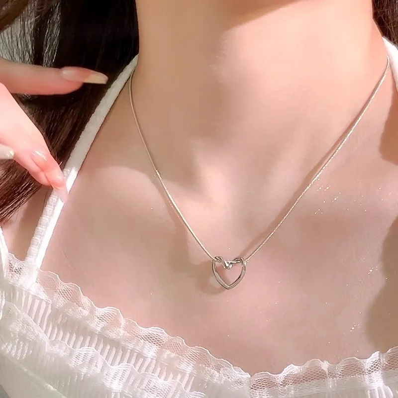 Collier Pendentif Cœur Creux Simple Pour Femmes Alliage Minimaliste Chaîne Serpent Électroplaquée Petite Chaîne De Clavicule Bijoux Cadeau