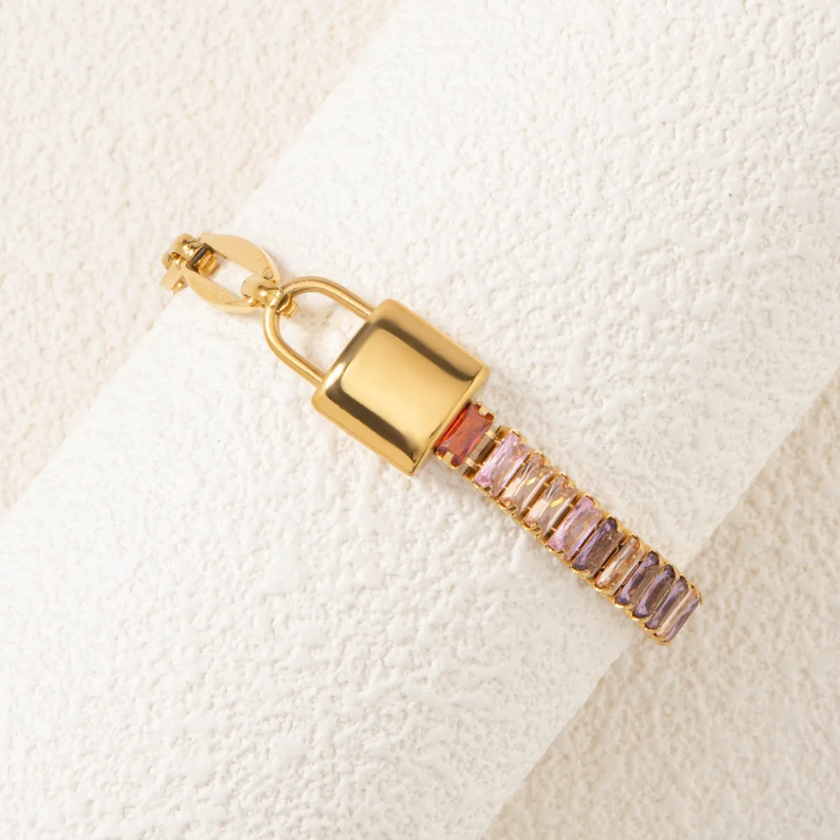 Bracciale In Acciaio Inossidabile Placcato Oro 18 Carati Con Ciondolo A Lucchetto E Zirconi Baguette Gradiente Per Donna