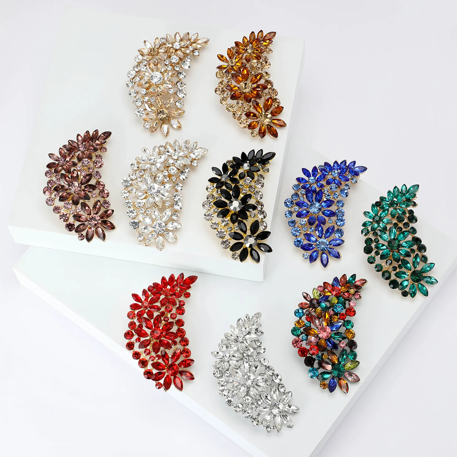 Vintage Alloy Crystal Flower Brooch For Women Sparkling Rhinestone Elegant Crescent Pin Banquet Wedding Statement Jewelry Accessory