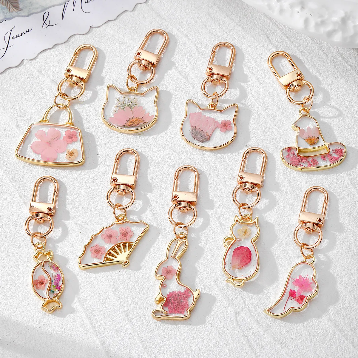 Cute Pink Natural Dried Flower Keychain Gold Tone Alloy Resin Hanging Charm For Bags Sweet Cat Rabbit Shape Jewelry Gift