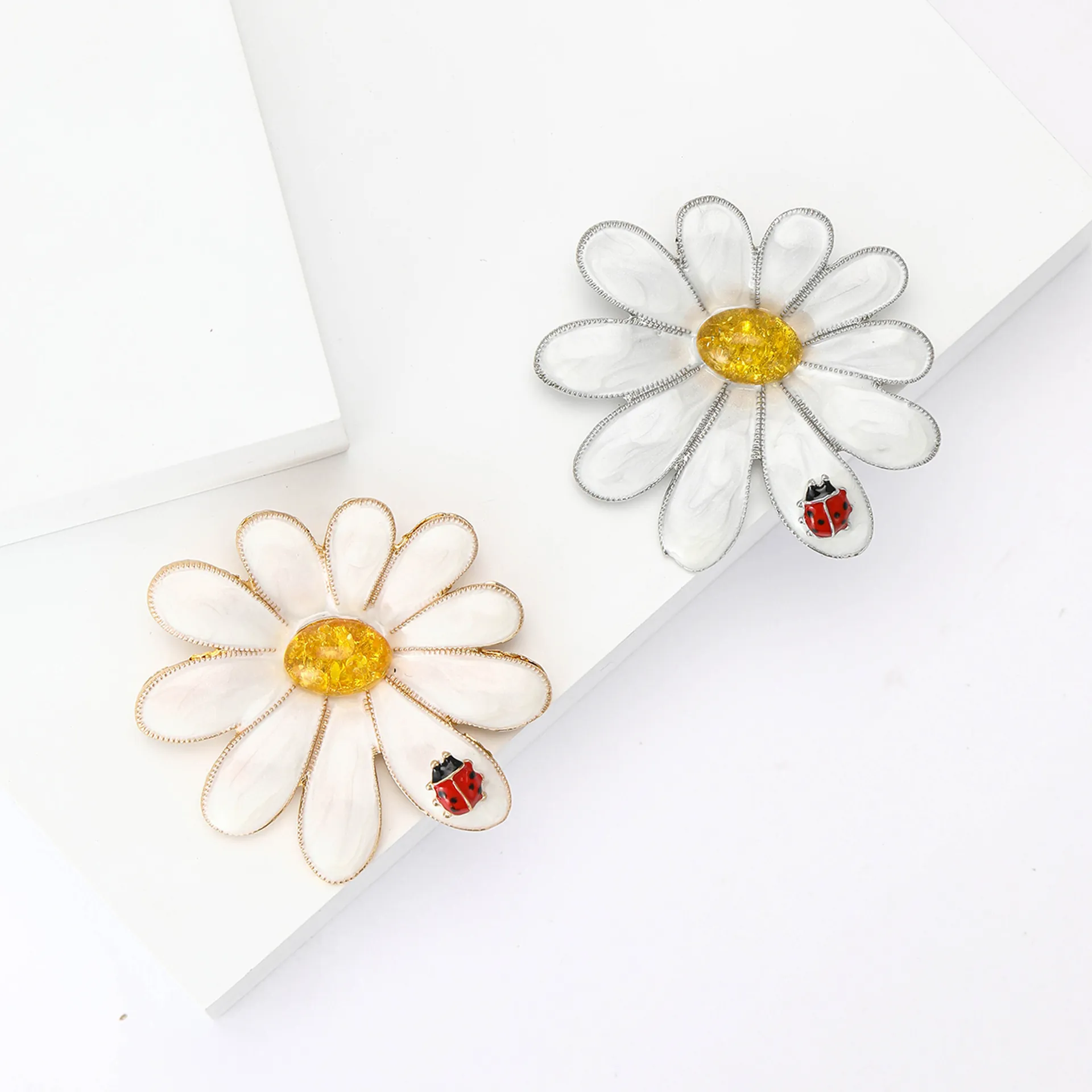 Enamel Daisy Ladybug Brooch Alloy Drip Oil Flower Pin Delicate Floral Breastpin Jewelry For Women