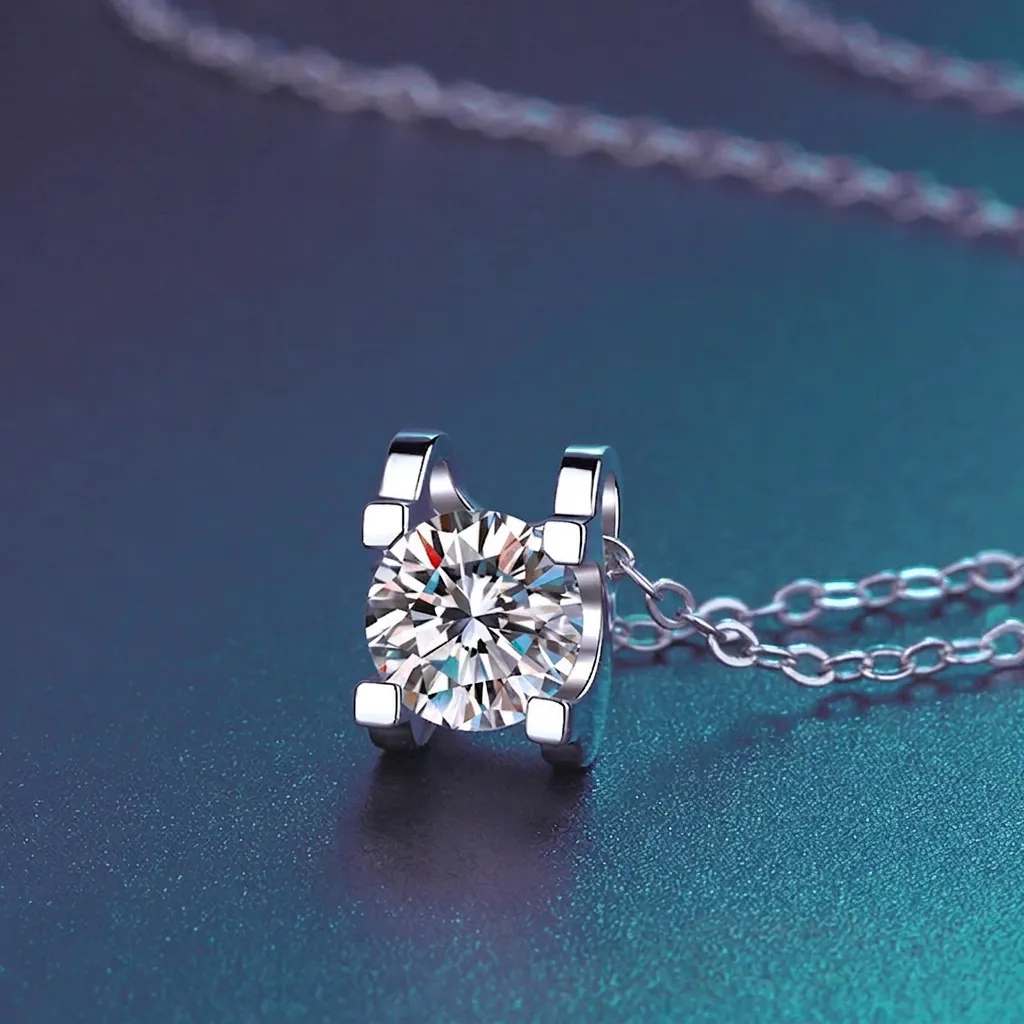 Collier en Argent Sterling 925 Moissanite Taille Ronde Pendentif Tête de Taureau pour Femme Zirconia Bijoux Simple Commuter Cadeau