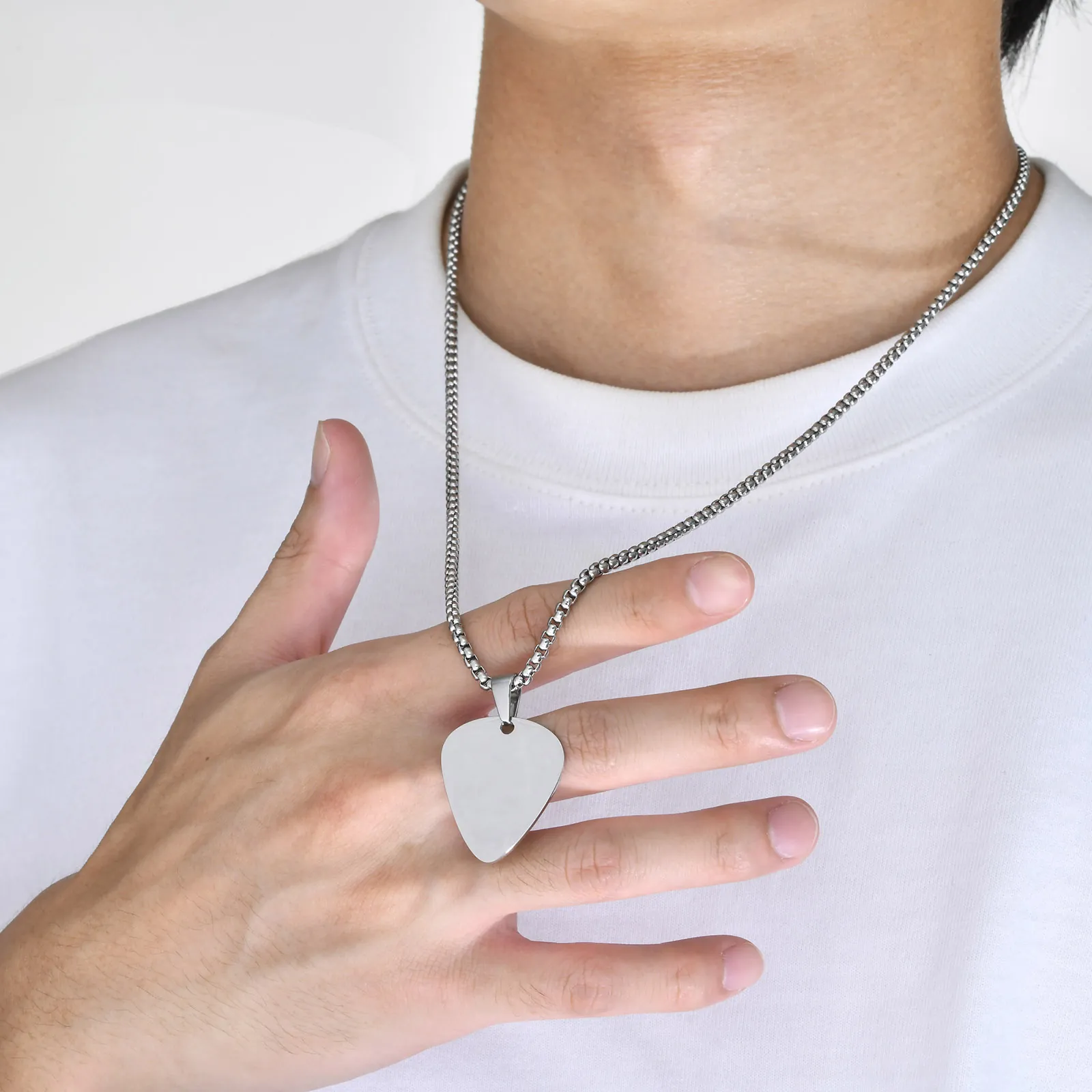 Collana con Ciondolo a Plettro per Chitarra in Acciaio Inossidabile per Uomo Donna Amanti della Musica Gioielli Triangolo Minimalista Regalo