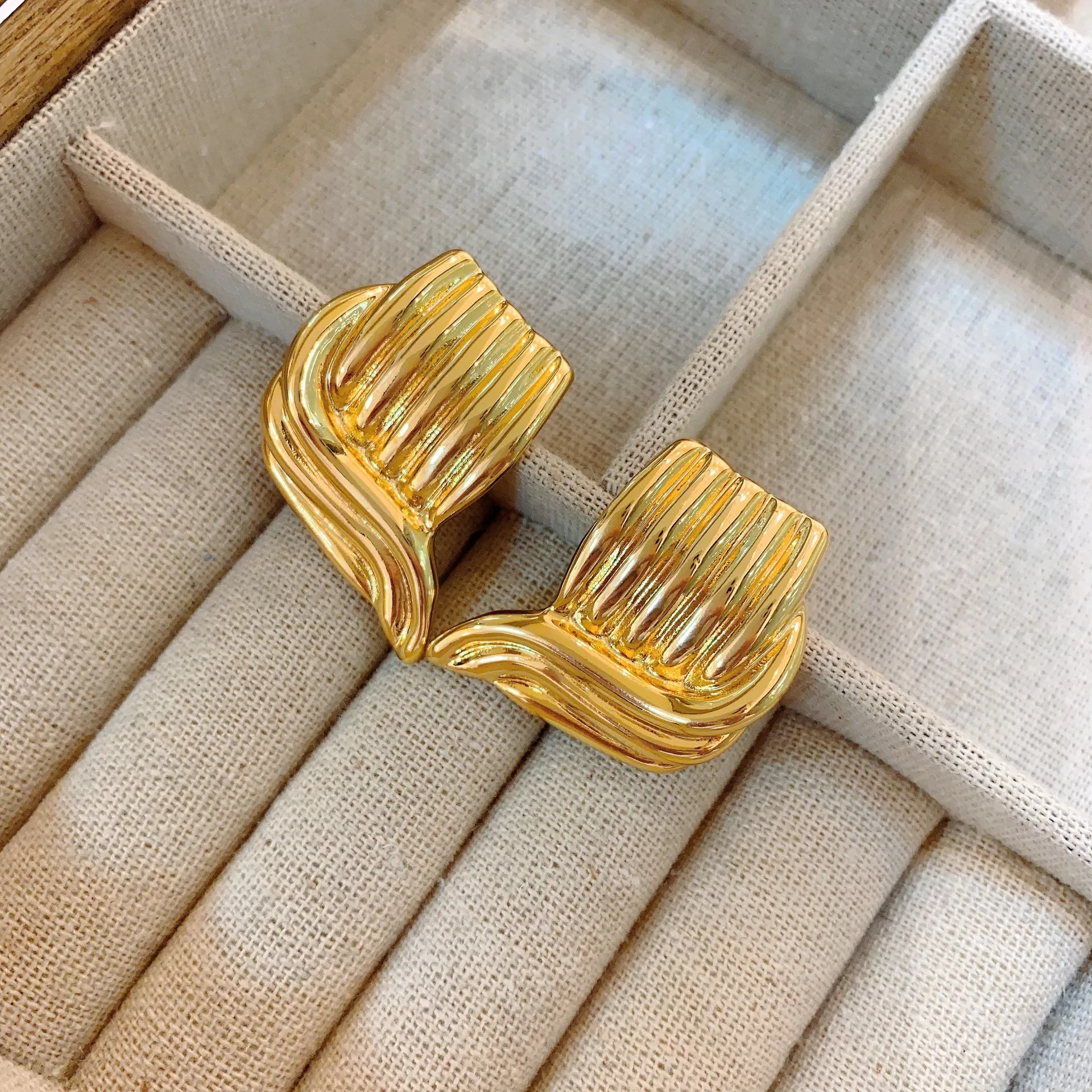 Boucles D'oreilles Puces En Cuivre À Texture Ondulée Géométrique Vintage Rétro Laiton Plaqué Or 22K Forme U Carré Pour Femmes