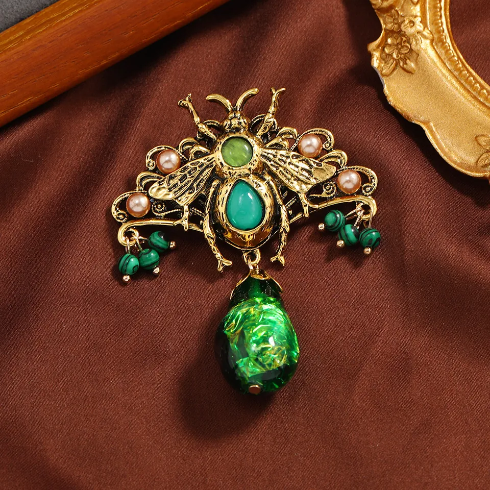Vintage Alloy Brooch Pin Emerald Green Gemstone Faux Artificial Pearl Butterfly Bee Cupid Pendant Retro Baroque Jewelry For Women