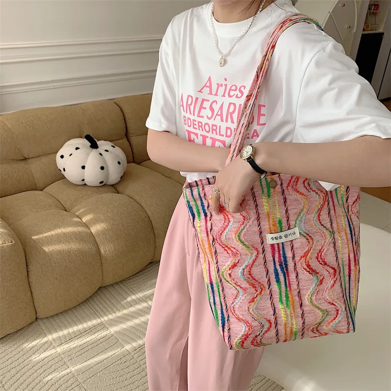 Sac Fourre-tout Brodée en Laine à Rayures Arc-en-ciel pour Femmes Grande Capacité Sac à Épaule en Toile Streetwear