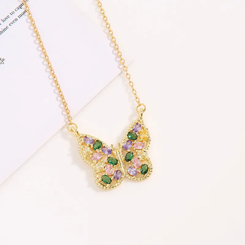 Collier Pendentif Papillon Plaqué Or 18K Laiton Zircon Coloré Creux Élégant Bijoux Rétro Pour Femmes