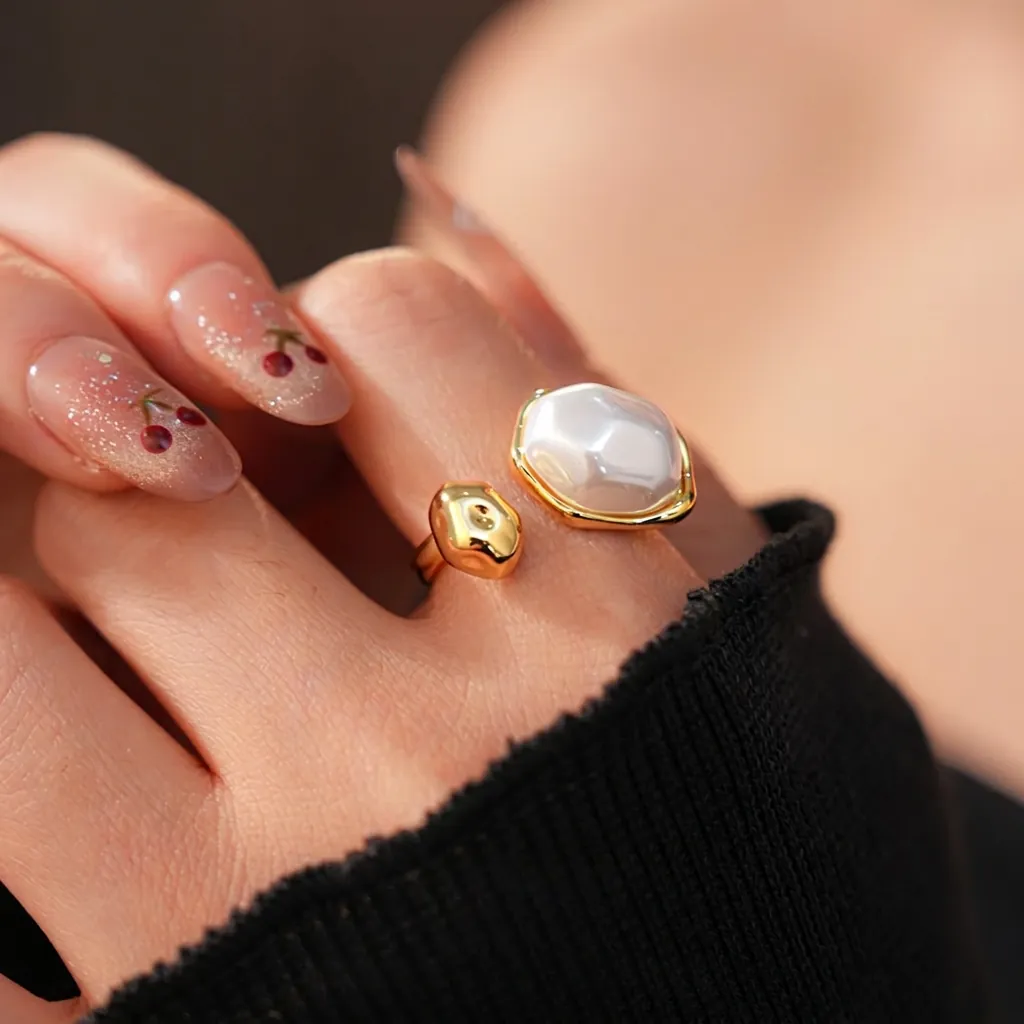 Bague Ouverte En Laiton Plqué Or Avec Künstliche Perle Fantaisie Blanche Irrégulière Et Boule De Métal Fondue Mode Minimaliste