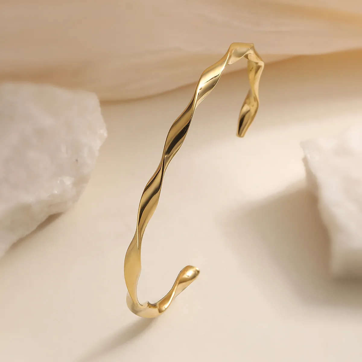 Minimalistische Roestvrijstalen Golf Twist Open Manchet Armband Fluïde Ontwerp Metalen Sieraden Voor Dames 18K Verguld