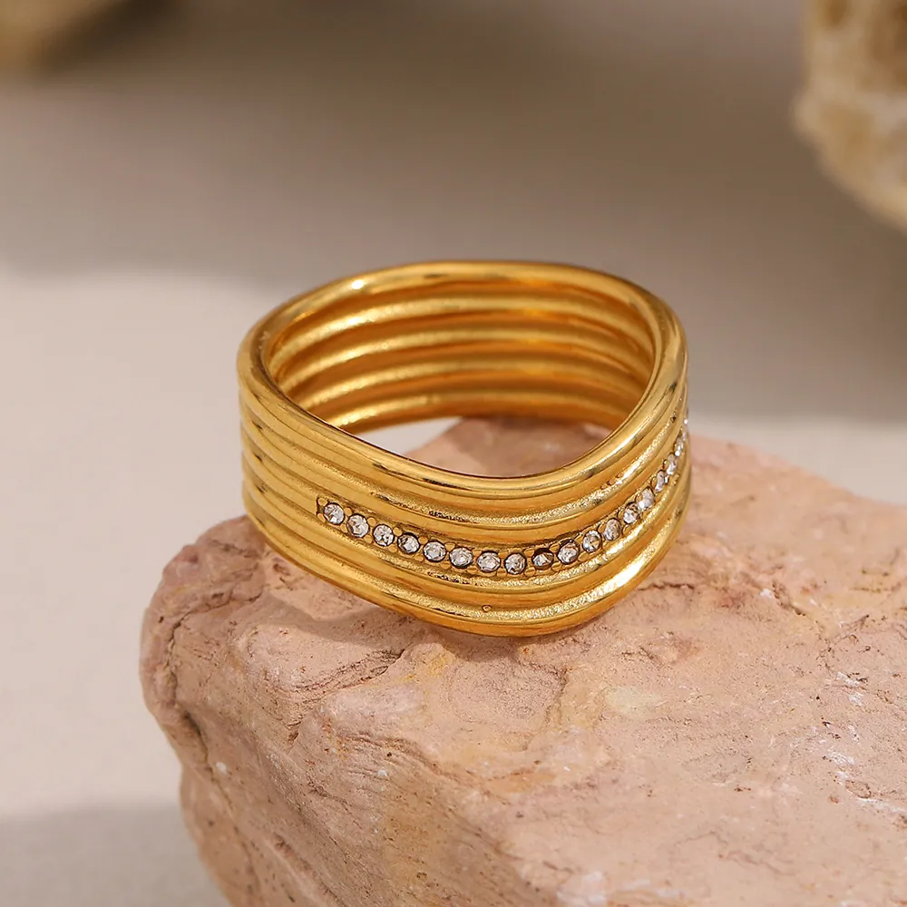 Anello In Acciaio Inossidabile Placcato Oro 18K Multistrato Intrecciato Con Intarsio Di Zirconi Fascia Larga Per Donna