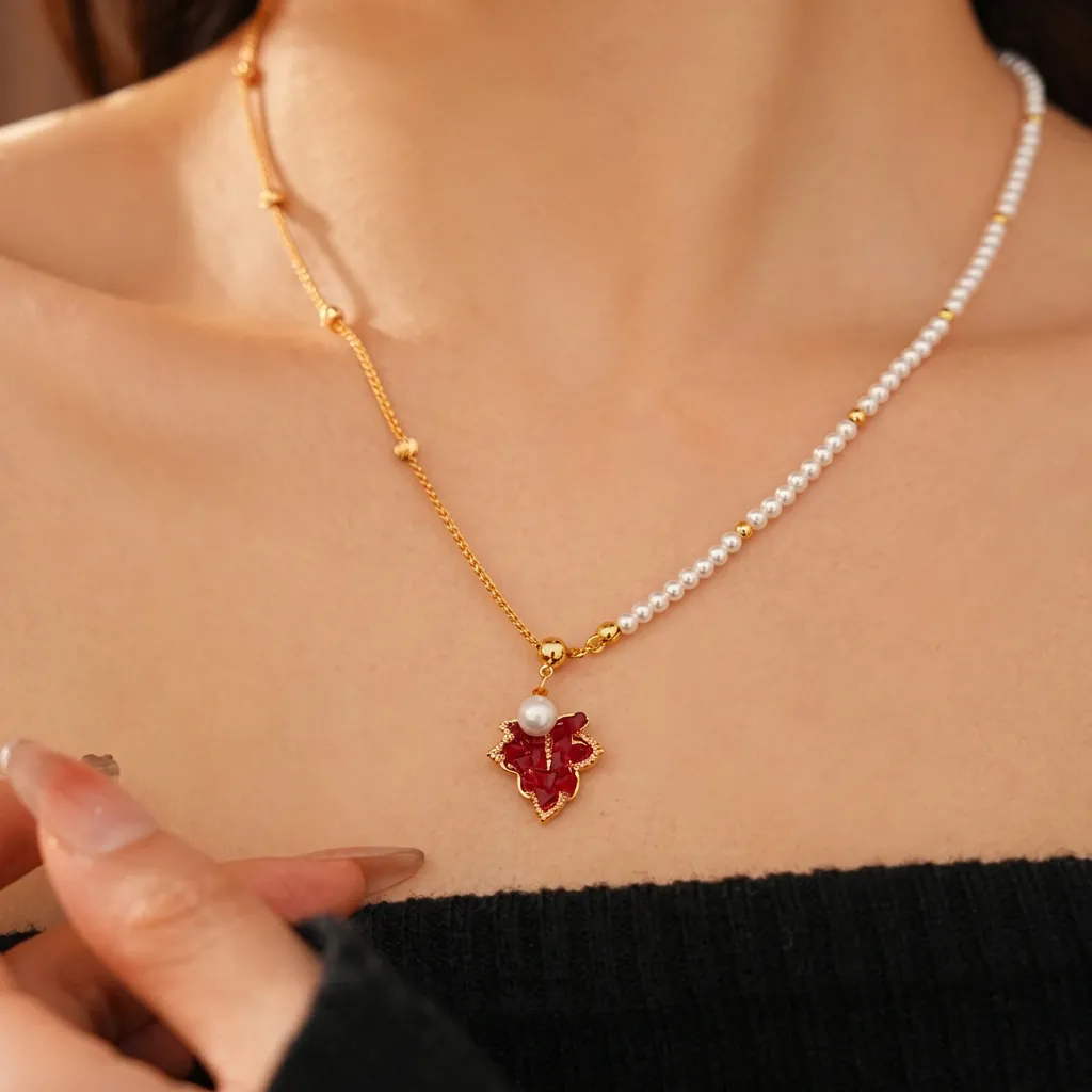 Collier Asymétrique Laiton Plaqué Or Pendentif Feuille D'érable Zircon Künstliche Perle Bijoux Élégants Pour Femmes