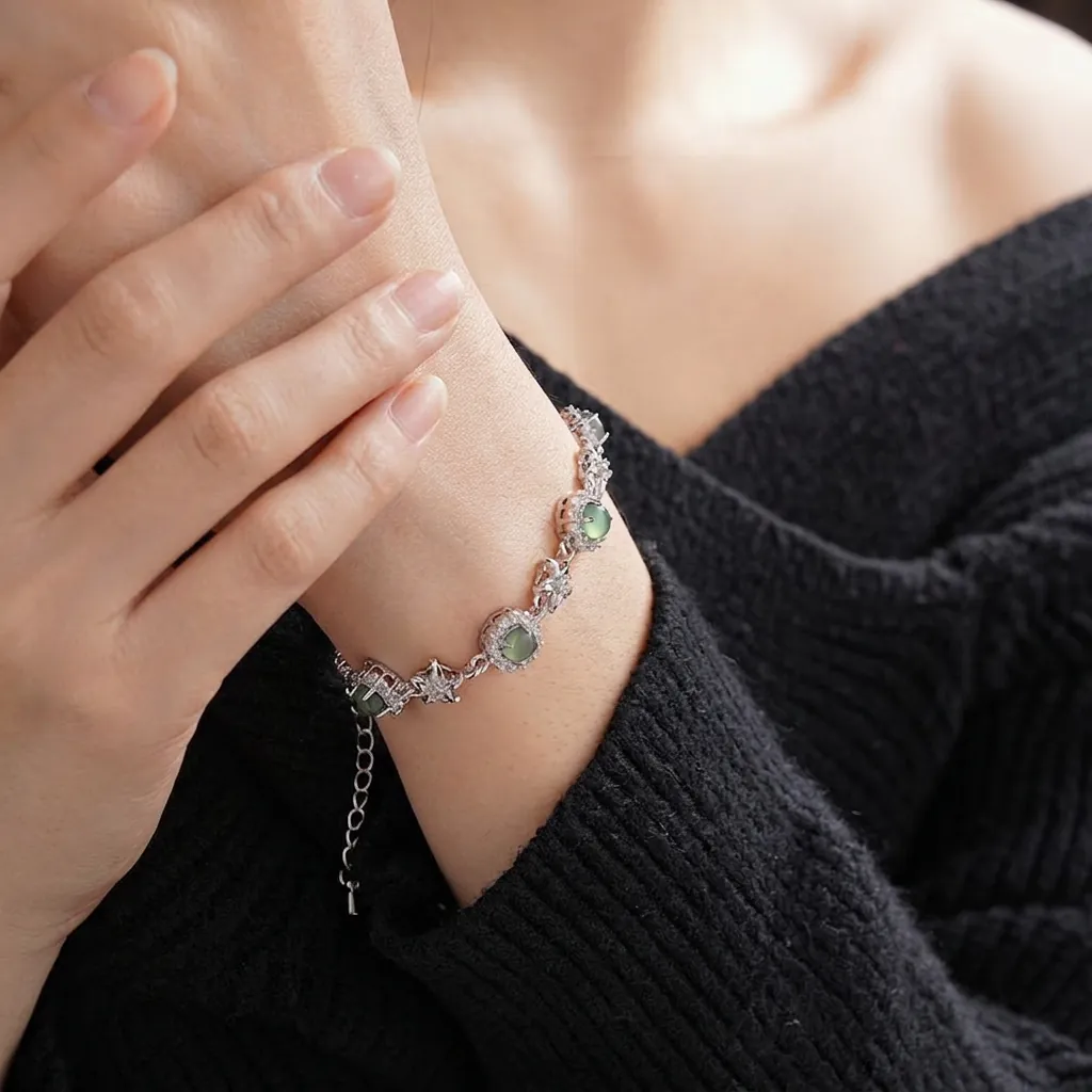 Bracelet Élégant En Cuivre Avec Pierres Gemmes Vertes Et Breloques Étoiles En Zircon Design Fleur Bijoux De Main Réglables Pour Femmes