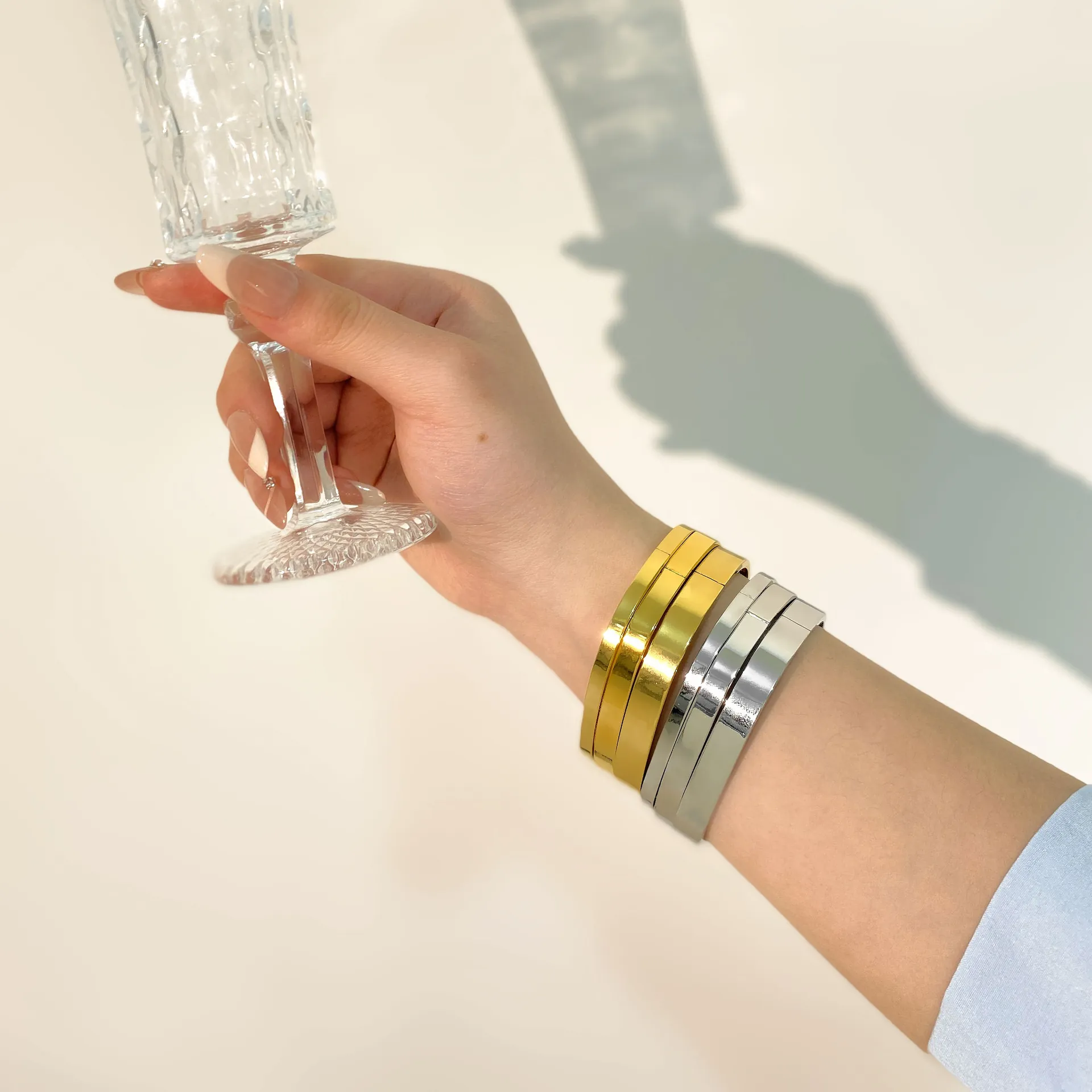 Bracelet Jonc Carré En Acier Inoxydable Minimaliste Plaqué Or 18K Imperméable Hypoallergénique Bijoux Pour Femmes