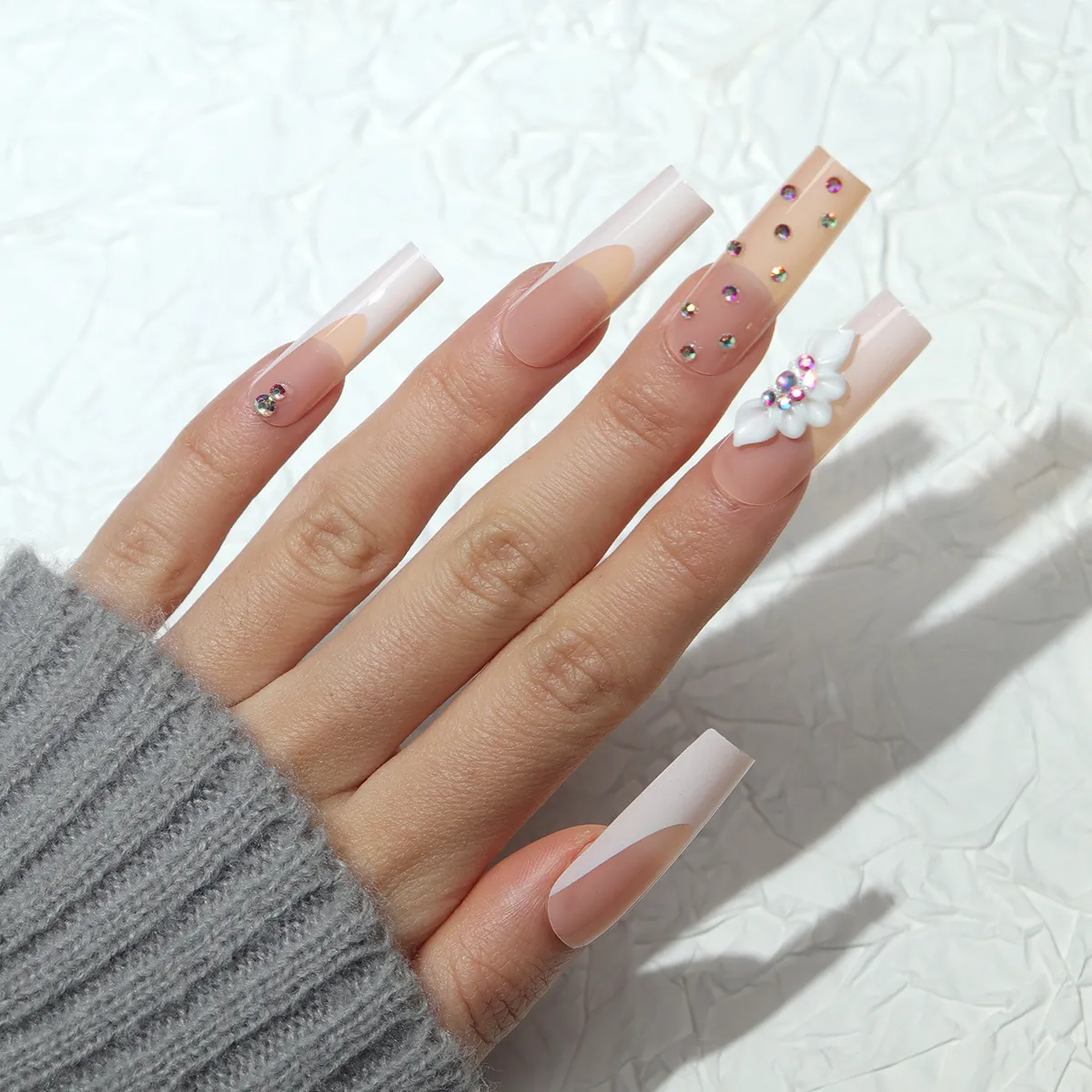 Unghie Finte Press On French Tip Lunghe Forma Bara Con Fiori Bianchi 3D Strass Sfumatura Nude Bianco Unghie Artificiali