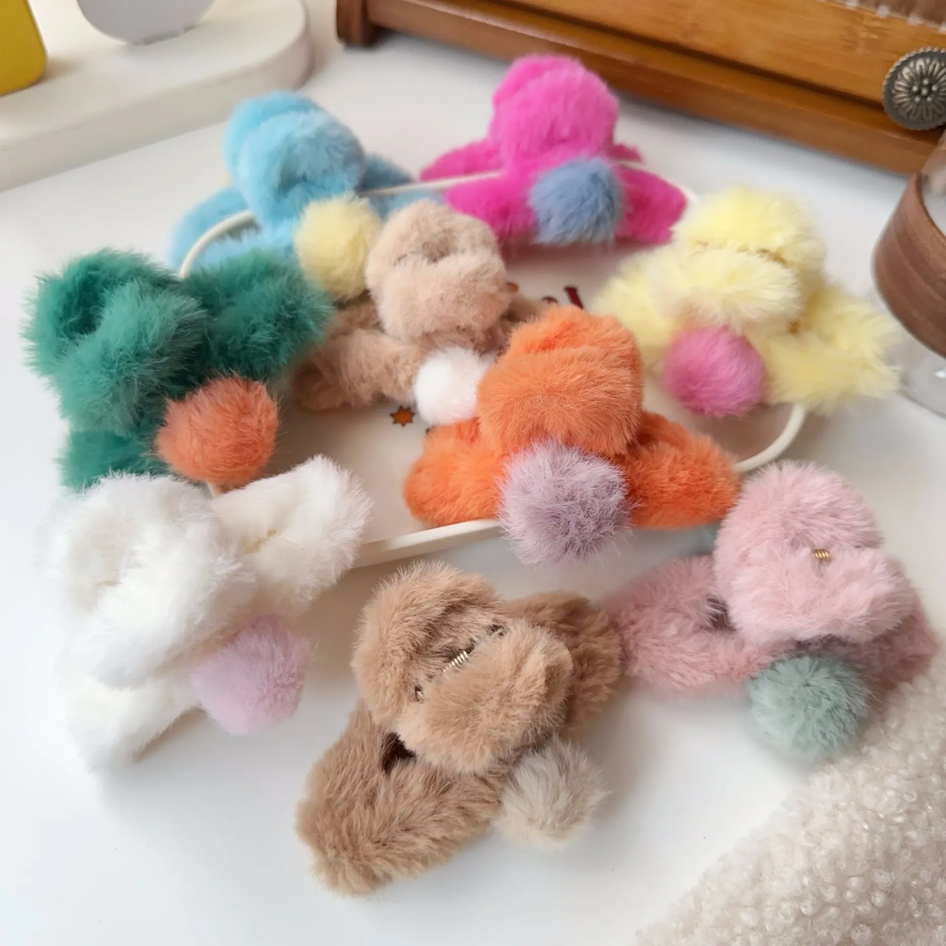 Cute Faux Fur Hair Claw Clips Plush Pom Pom Contrast Color Hair Barrettes Elegant Winter Autumn Hair Accessories For Women