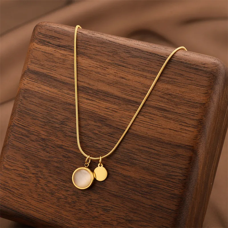Elegante Collana in Acciaio al Titanio Oro Con Ciondolo Opale Artificiale Tondo Catena a Serpente per Clavicola Donna Gioielli