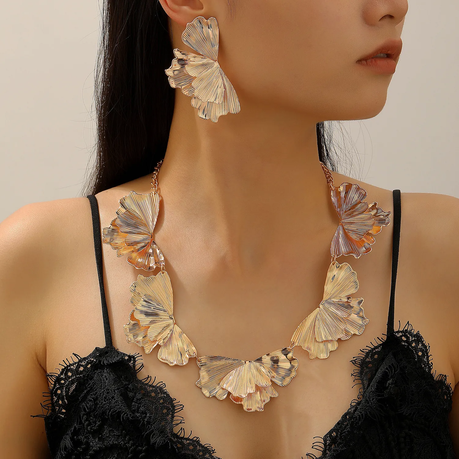 Einzigartige Unregelmäßige Plissierte Blume Ohrstecker Ginkgoblatt Blütenblatt Halskette Schmuckset Für Damen Legierung Metallic Statement Accessoire