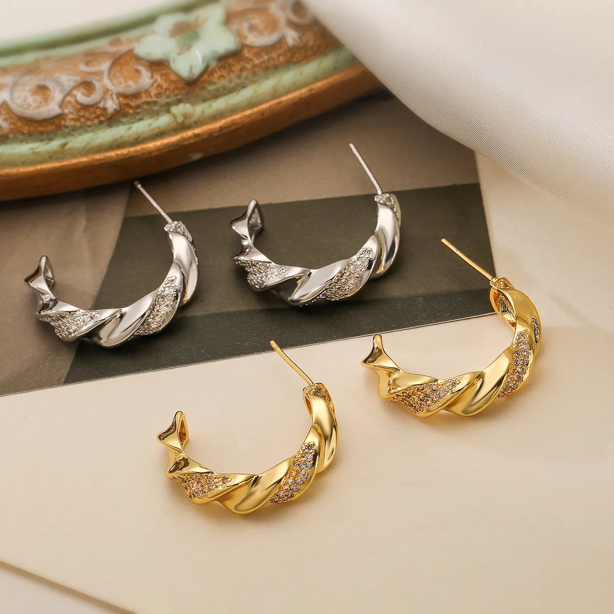 Pendientes De Aro En Forma De C Retorcidos De Cobre Chapado En Oro Con Microincrustaciones De Circonita Joyería De Moda