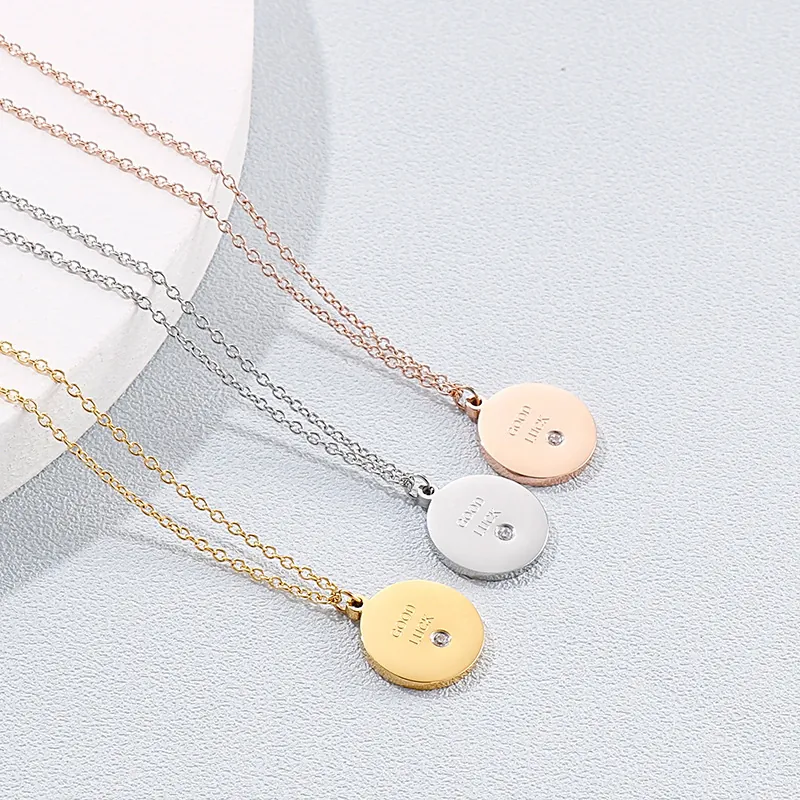 Collier Pendentif Disque Rond En Acier Inoxydable Gravé Lettres Good Luck Incrusté De Zircon Bijoux Simples Pour Femmes