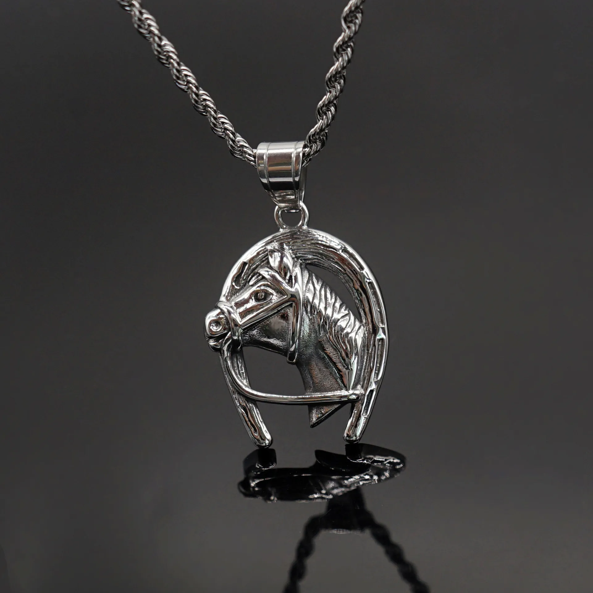 Collier Pendentif Tête De Cheval Fer À Cheval Acier Inoxydable Hip Hop Bijoux Animaux Avec Chaîne Torsadée