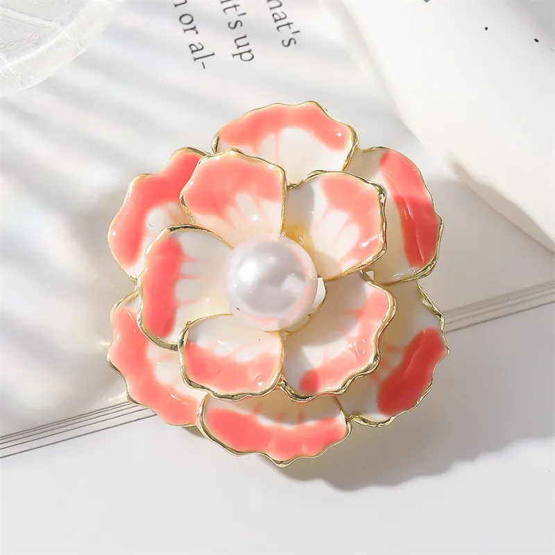 Spilla Fiore Di Camelia Lega Smalto Rosa Bianco Perla Artificial Pin Gioielli Di Moda Per Donne Accessori Abbigliamento