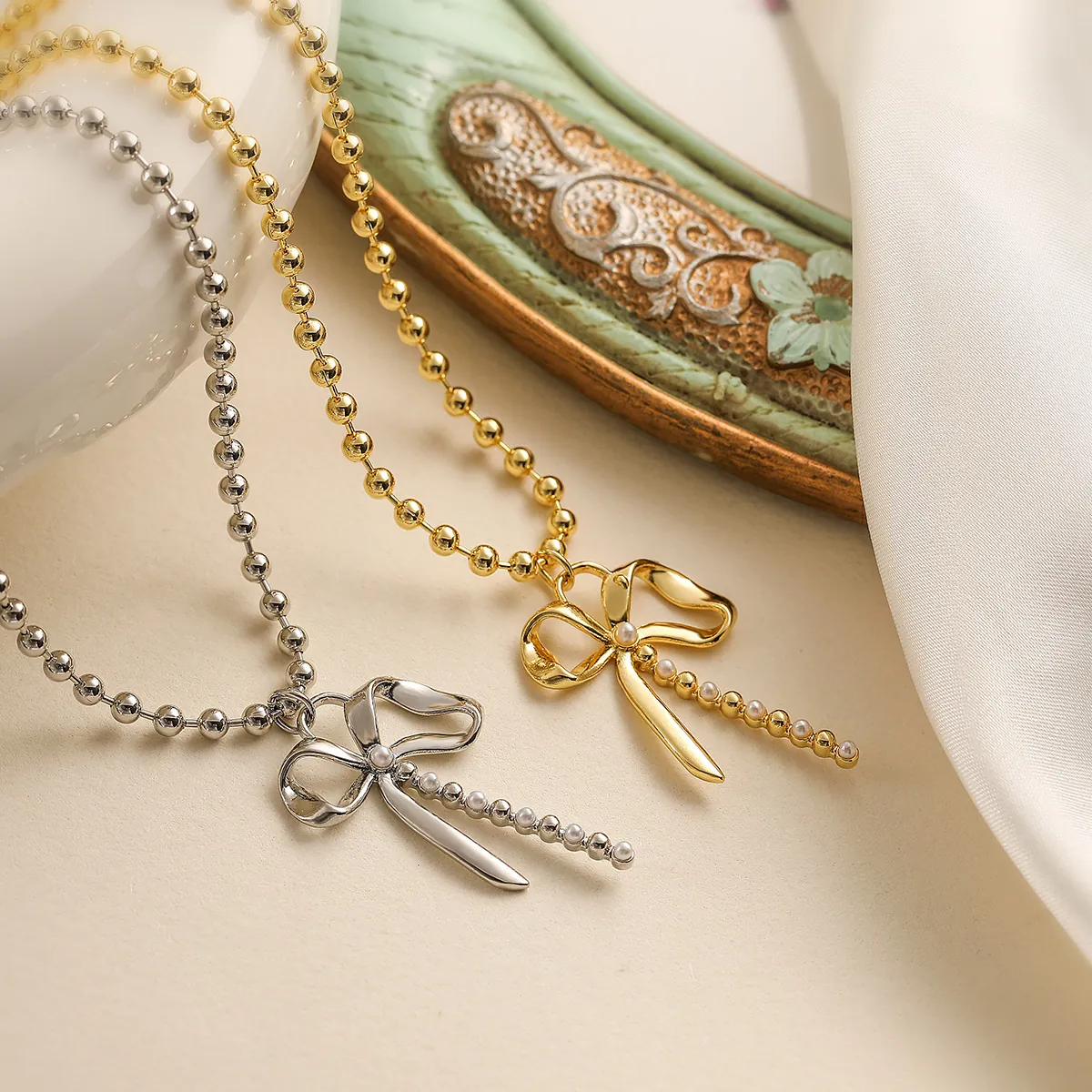 Collier Pendentif Nœud Doux Cuivre Plaqué Or Chaîne À Billes Ronde Avec Künstliche Perle Incrustée Pour Femme Style Vintage