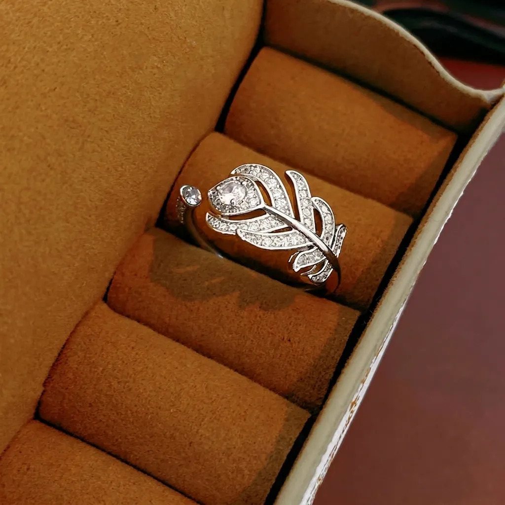 Bague Ouverte Évidée En Plume De Feuille De Cuivre Inlay Zircon Couleur Argent Bijoux De Mode Pour Femmes