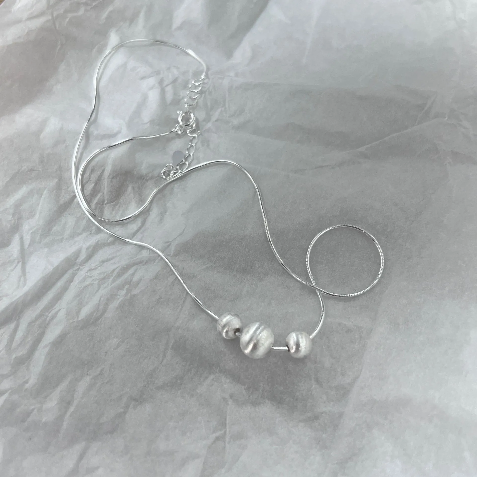 Collana con Pendente a Sfera Rotonda Smerigliata in Argento Sterling 925 Minimalista Catena da Clavicola con Perla Geometrica Spazzolata Gioielli Donna