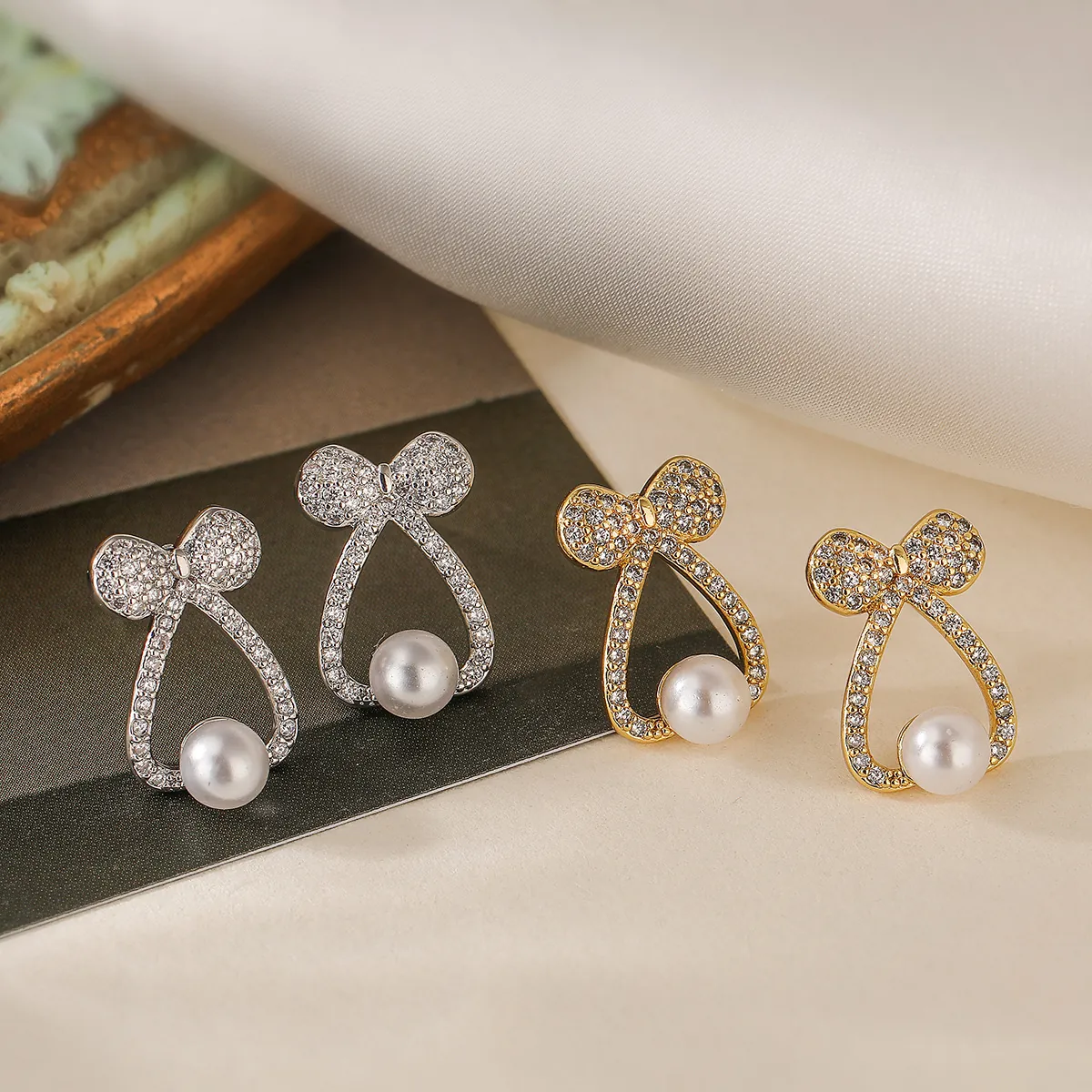 Orecchini A Lobo Fiocco Rame Placcato Oro Zirconia Perla Artificial Geometrico Elegante Dolce Accessorio Donna