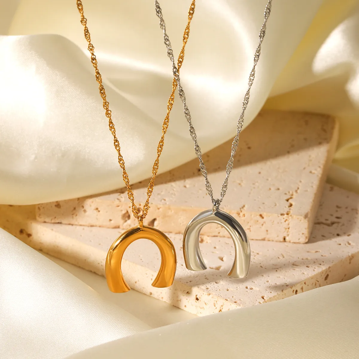 Horseshoe Anhänger Halskette Edelstahl Wasserwellenkette U-Förmig Geometrischer Minimalistischer Modeschmuck Damen
