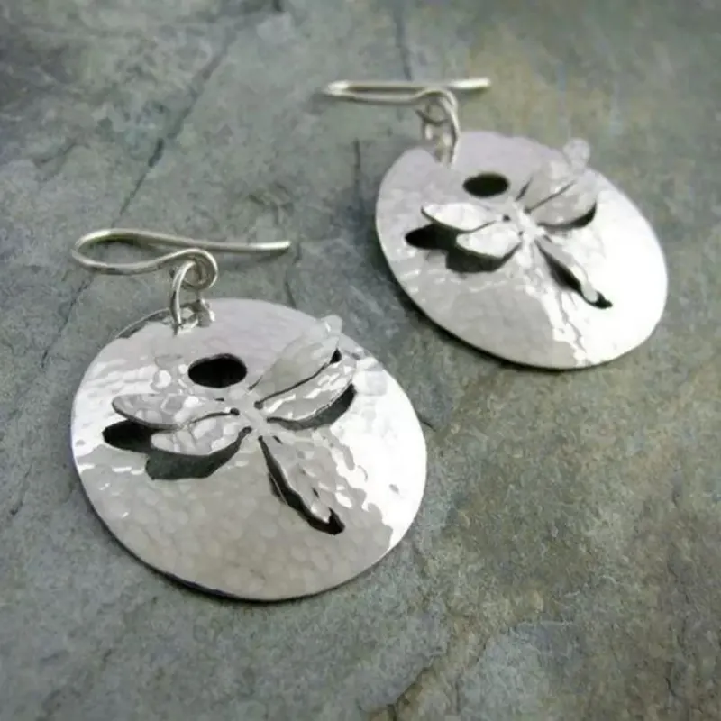 Vintage Libelle Hangende Oorbellen Met Gehamerd Metaal En Uitgehold Dierontwerp Artistieke Retro Sieraden Vrouwen