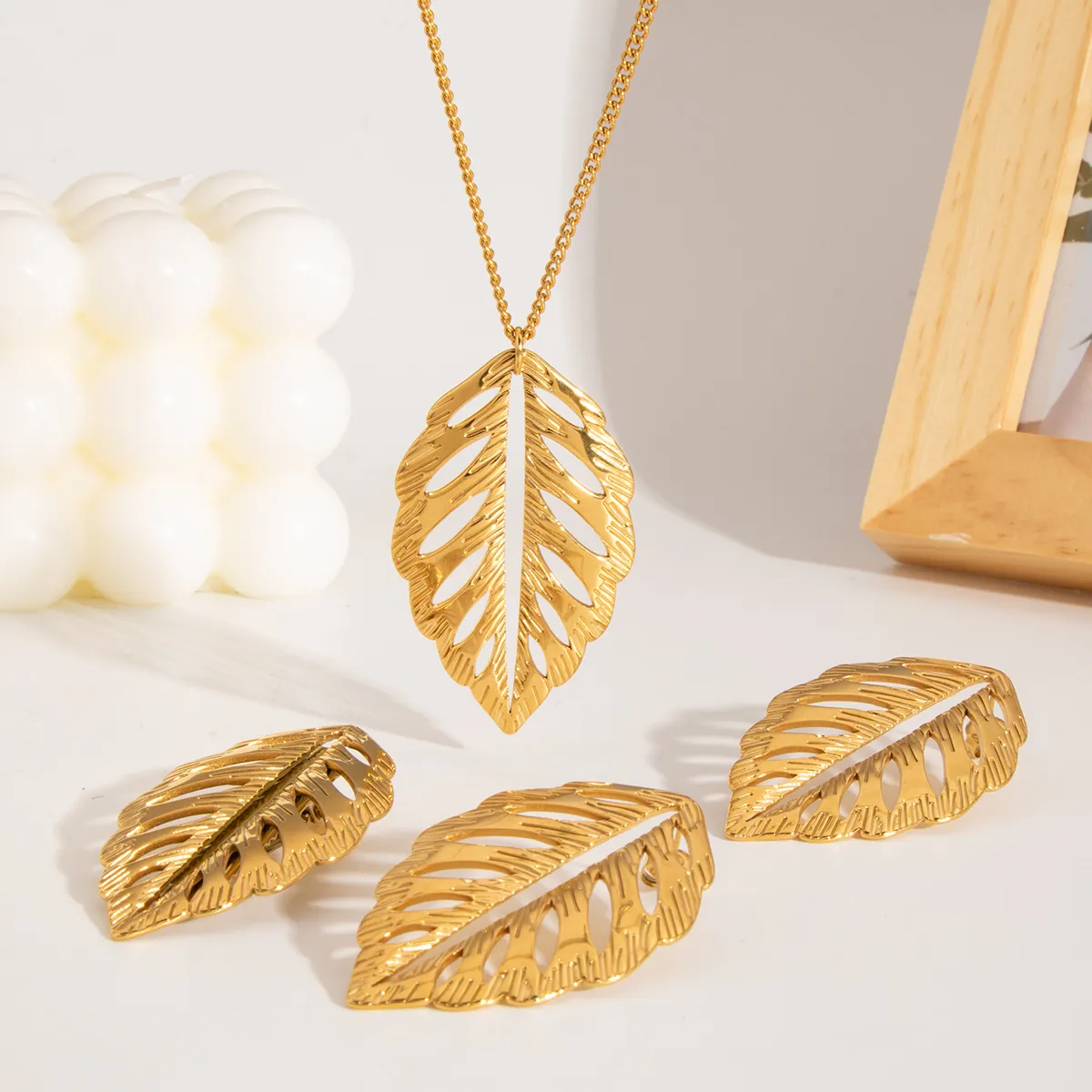 Parure Feuille Évidée Acier Inoxydable 304 Collier Boucles D'oreilles Pince À Cheveux Doré Hypoallergénique Élégant Mode Bijoux Femmes
