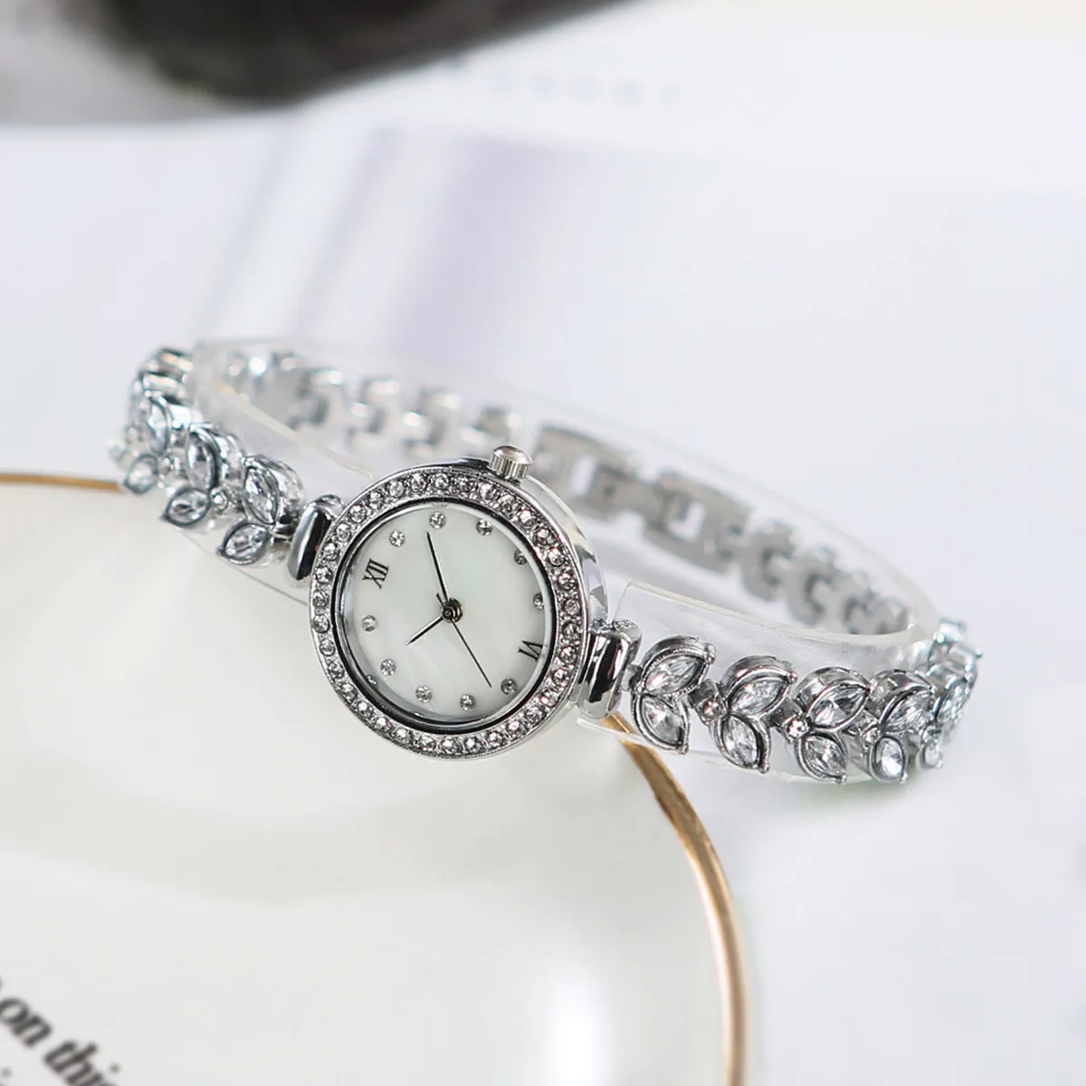 Leaf Shape Rhinestone Bracelet Watch Women Elegant Round Quartz Wristwatch Mother Of Artificial Pearl Style Dial For Lady
