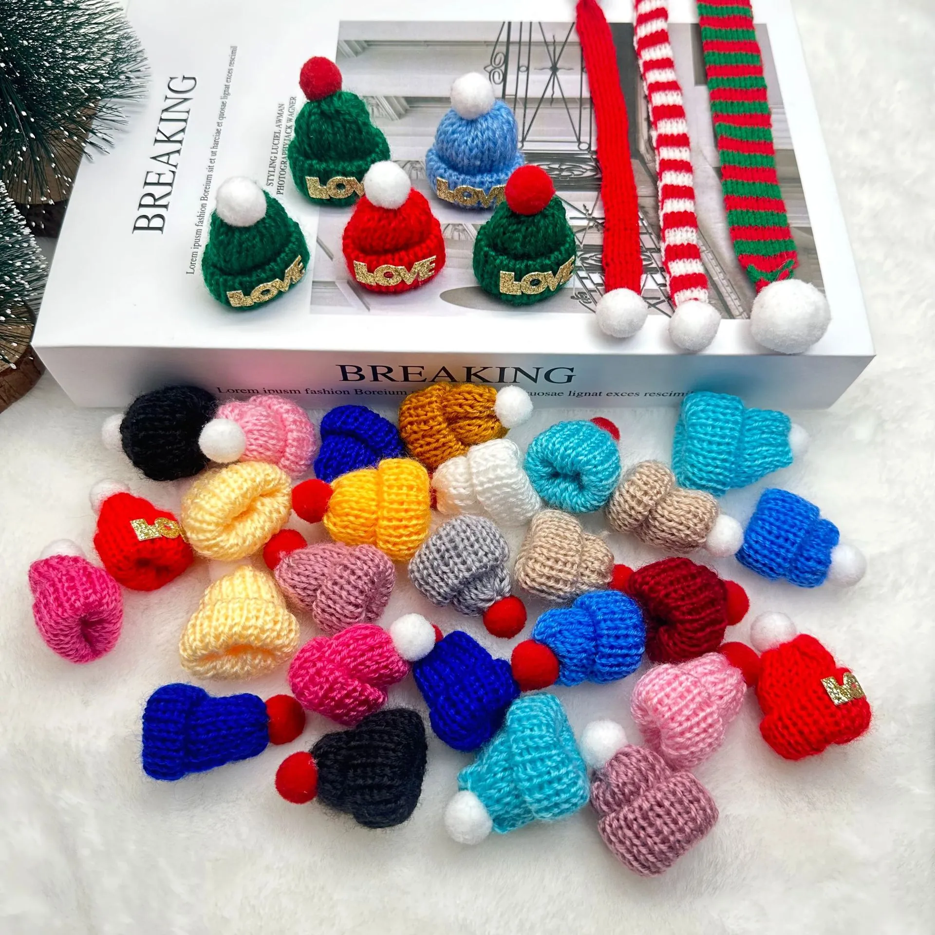 Mini Gestrickte Weihnachtsmützen Wolle Bommel DIY Puppen Handwerk Festliche Deko Accessoires Bunte Kleine Fingerkappe