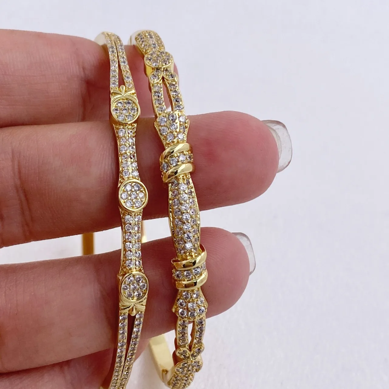 Bracciale Rigido Aperto In Rame Placcato Oro Con Pavé Di Zirconi Cubici Scintillanti Gioielli Geometrici Donna