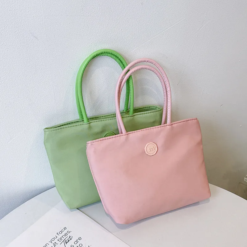 Petit Sac À Main Fourre-Tout En Nylon Pour Femmes Léger Couleur Unie Sac Quotidien Décontracté Avec Logo M Mode Simple