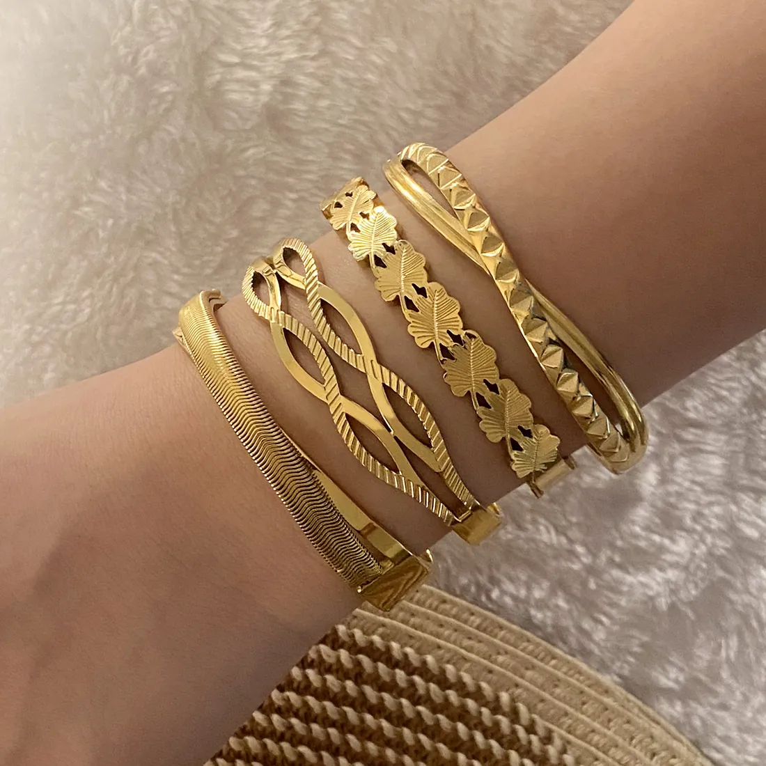 Brazalete De Acero Inoxidable Color Dorado Calado Diseño De Hoja Geométrica Joyería De Moda Elegante Para Mujeres