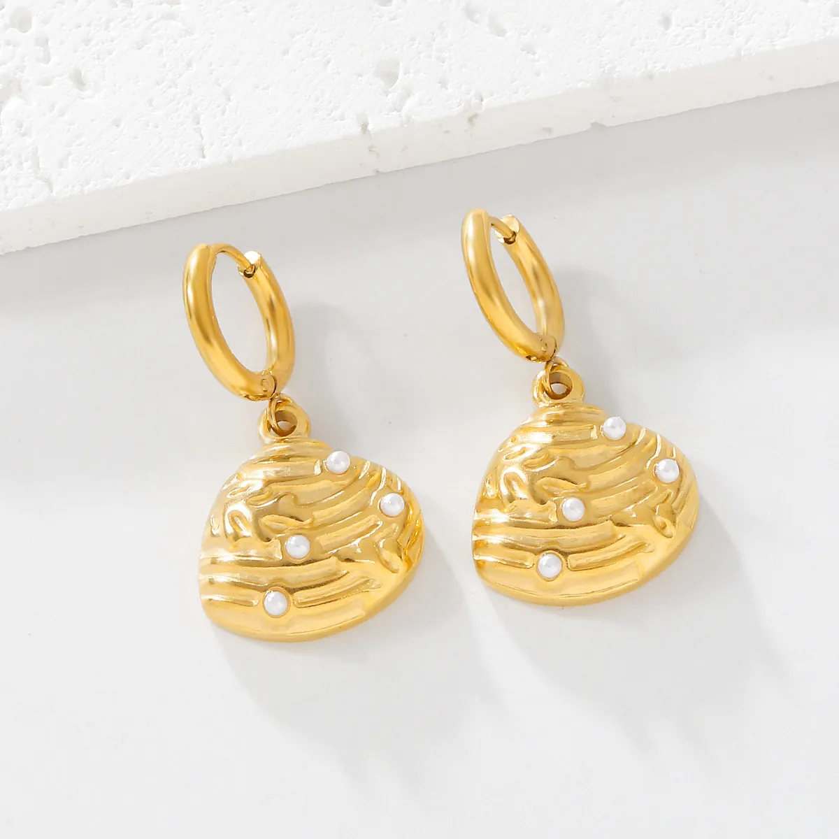 Gold Plated Stainless Steel Scallop Shell Leverback Hoop Earrings With Inlaid White Artificial Pearls Elegant Jewelry For Women