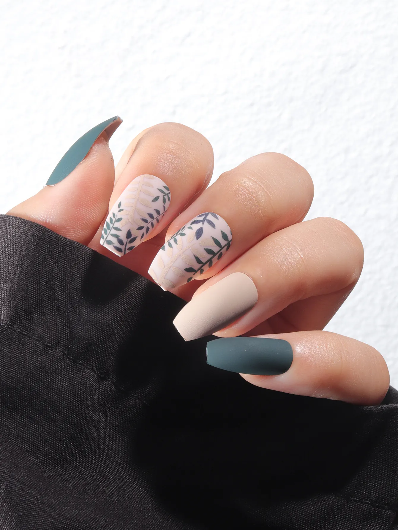 Matte Coffin Press On Nails Dark Green Beige Leaf Pattern Full Cover Fake Nail Tips Wearable Nail Art