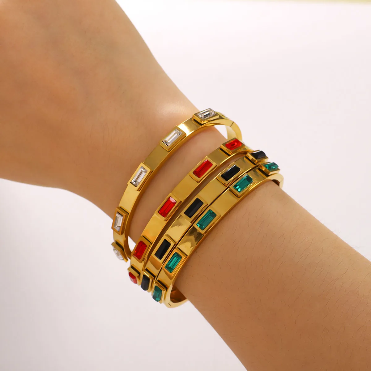 Bracelet Jonc En Acier Inoxydable Plaqué Or 18K Zircone Cubique Rectangulaire Colorée Étanche Hypoallergénique Mode