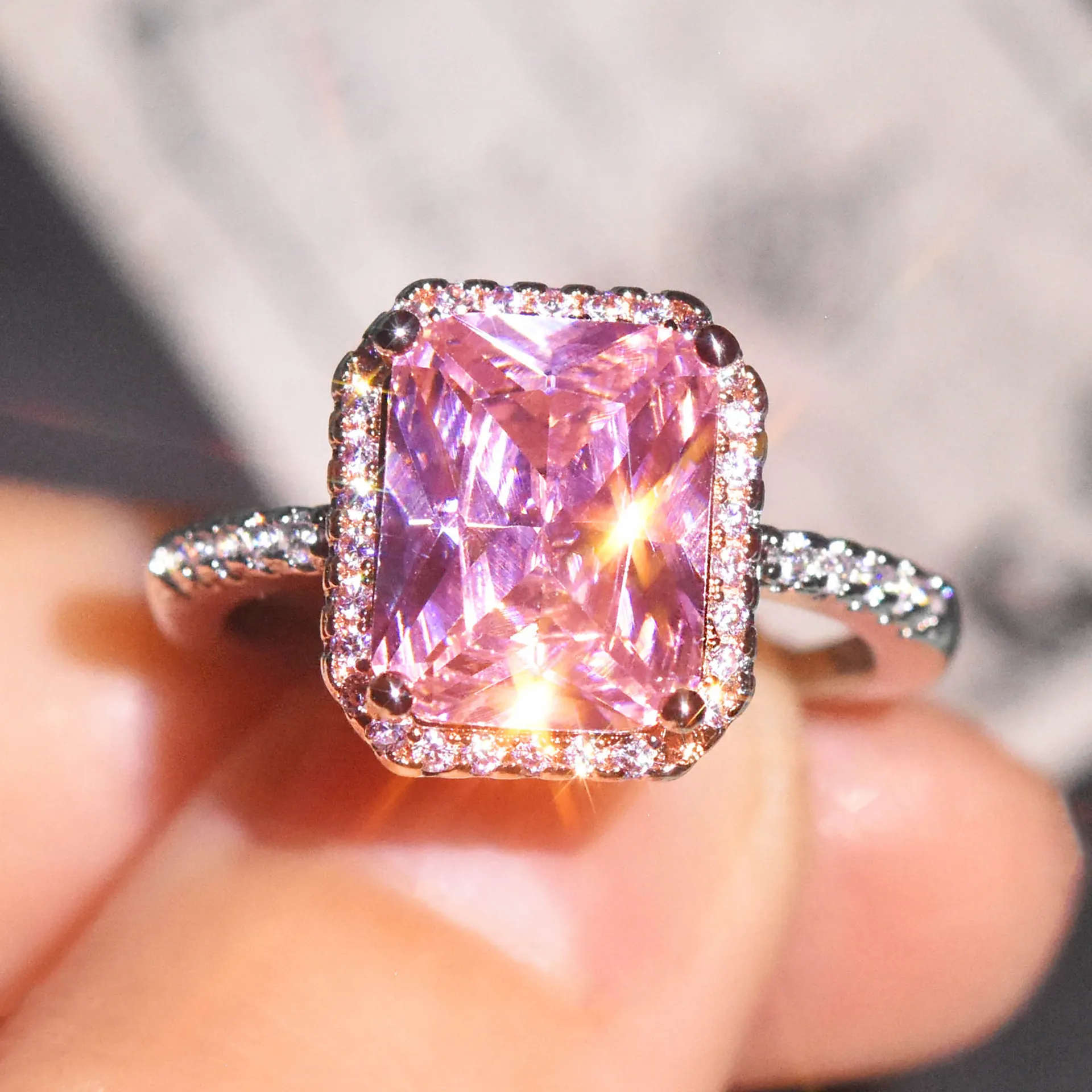 Lussuoso Anello Aperto con Gemma Quadrata Principessa Rame Placcato Oro Strass Halo Matrimonio Anello di Fidanzamento per Donna Gioielli Moda