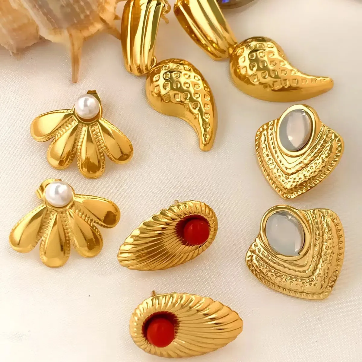 Vintage Stainless Steel Geometric Earrings For Women Exaggerated Gold Plated Artificial Pearl Rhinestone Heart Shell Stud Earrings Jewelry